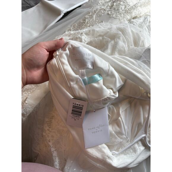 Torrid Ivory Lace A-line Boho Wedding Dress Size 22 NWT - Picture 10 of 10